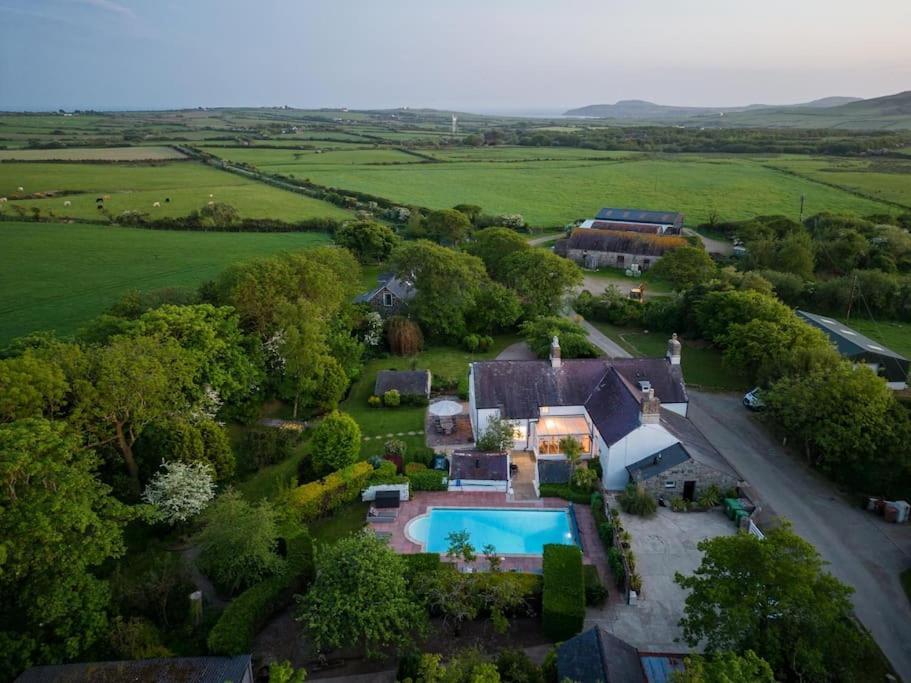 Plas Newydd With Swimming Pool, Fire Pit, And Log Fires Villa Rhiw Dış mekan fotoğraf